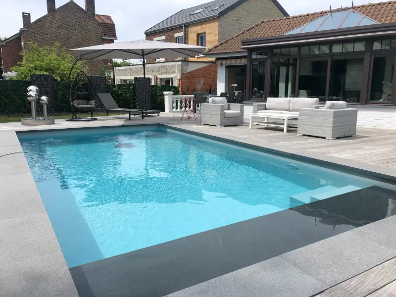 Piscine extérieure avec plage immergée