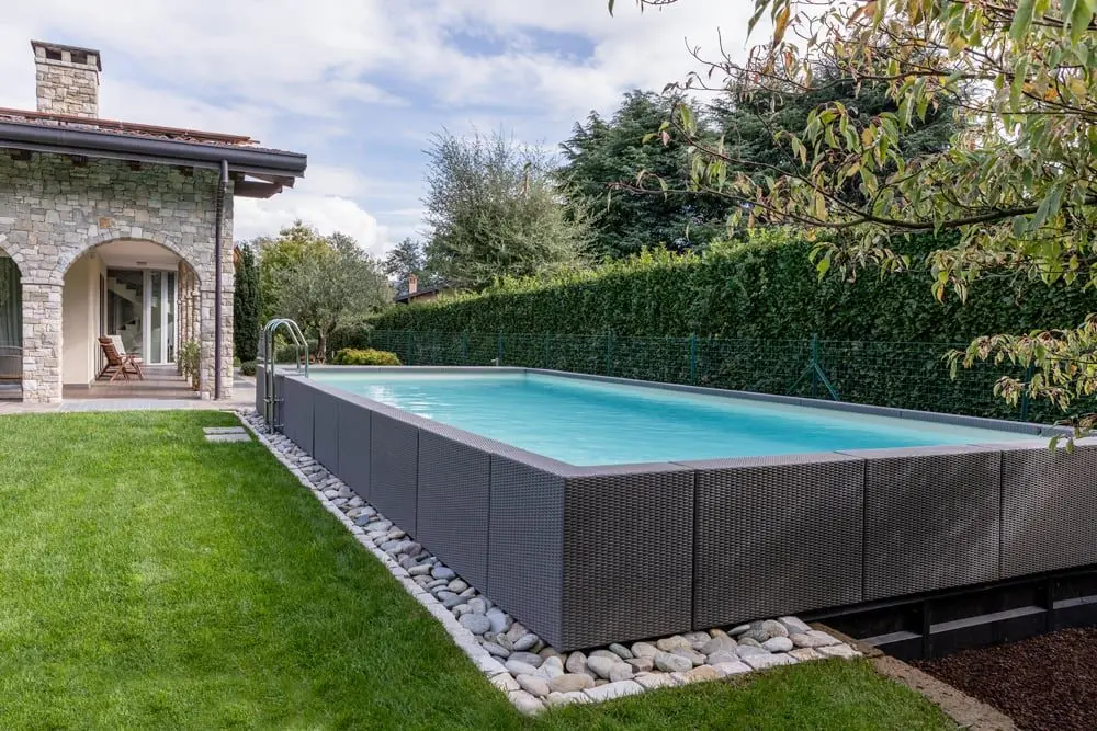 Finitions inox et cascade sur une piscine