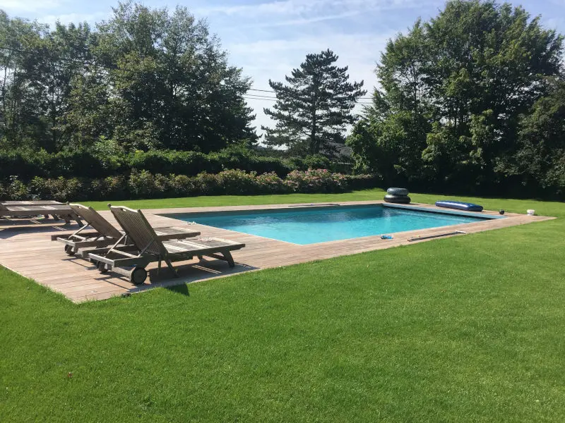 Piscine en kit dans un jardin familial